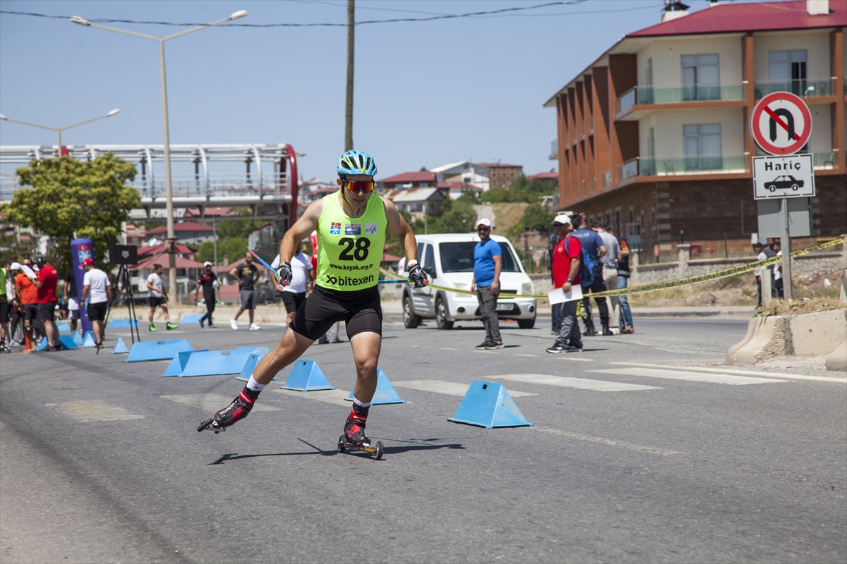 Bitlis'te Tekerlekli Kayak Türkiye Şampiyonası başladı