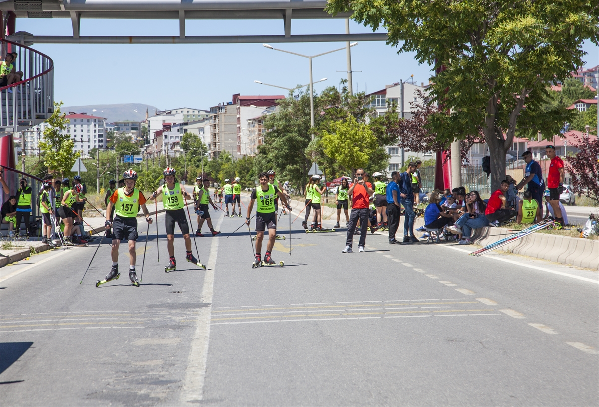 Bitlis'te düzenlenen Tekerlekli Kayak Türkiye Şampiyonası'na yoğun ilgi