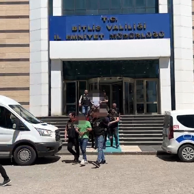 Bitlis'te oto yedek parça satışıyla dolandırıcılık yapan 3 kişi tutuklandı