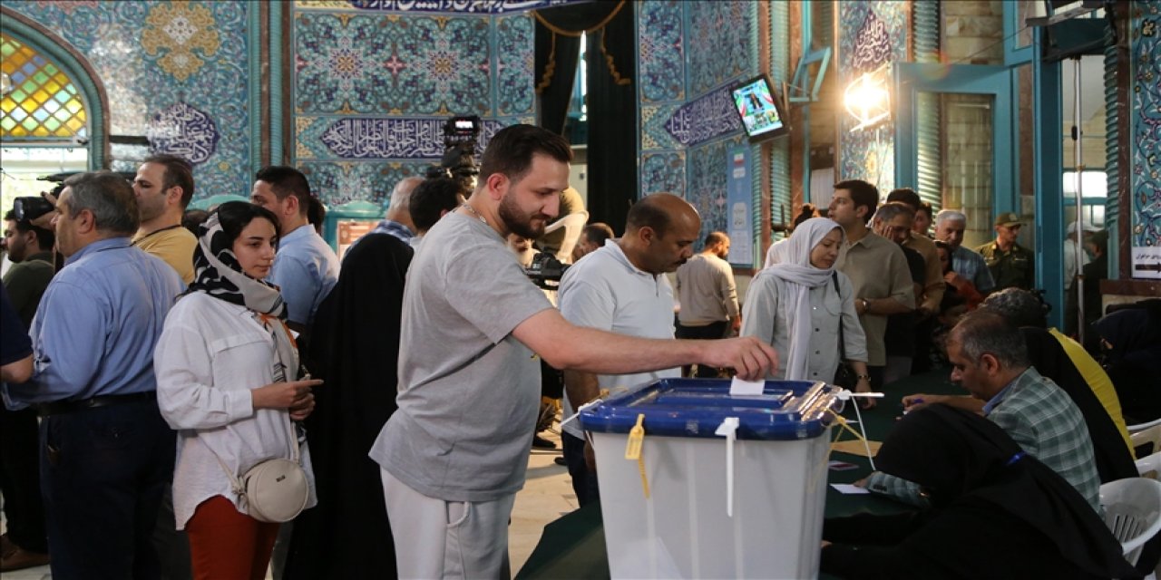 İran’da Cumhurbaşkanlığı seçimlerinde oy verme işlemi 2 saat daha uzatıldı