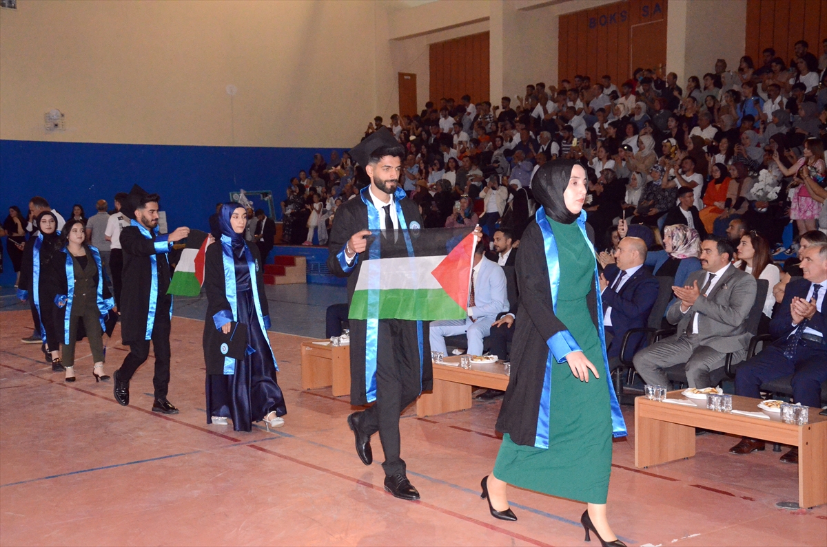 Kars'ta mezun olan öğrenciler Filistin'i unutmadı